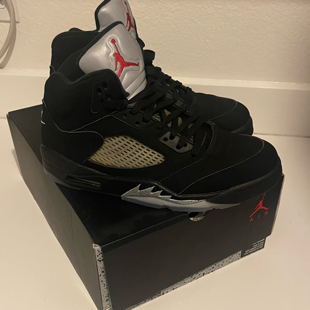 Selling black Jordan Retro 5 sneakers (2016) in men’s size 9.5